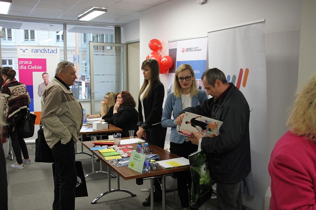 Kikudziesięcu wystawców prezentuje swoje oferty pracy