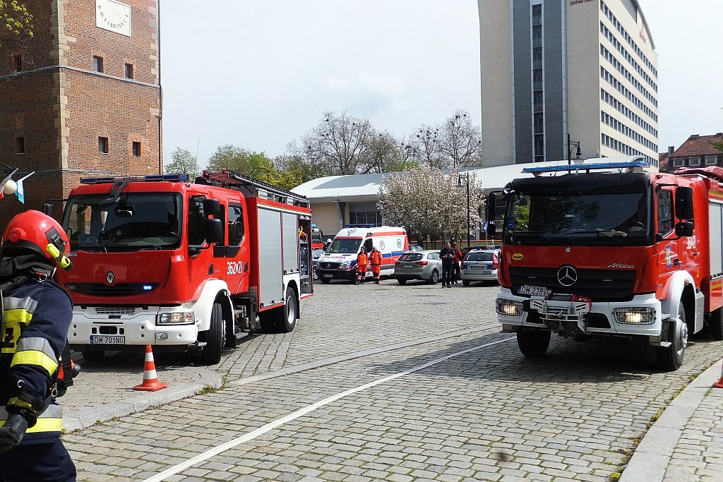 Ćwiczenia strażackie w centrum Legnicy 