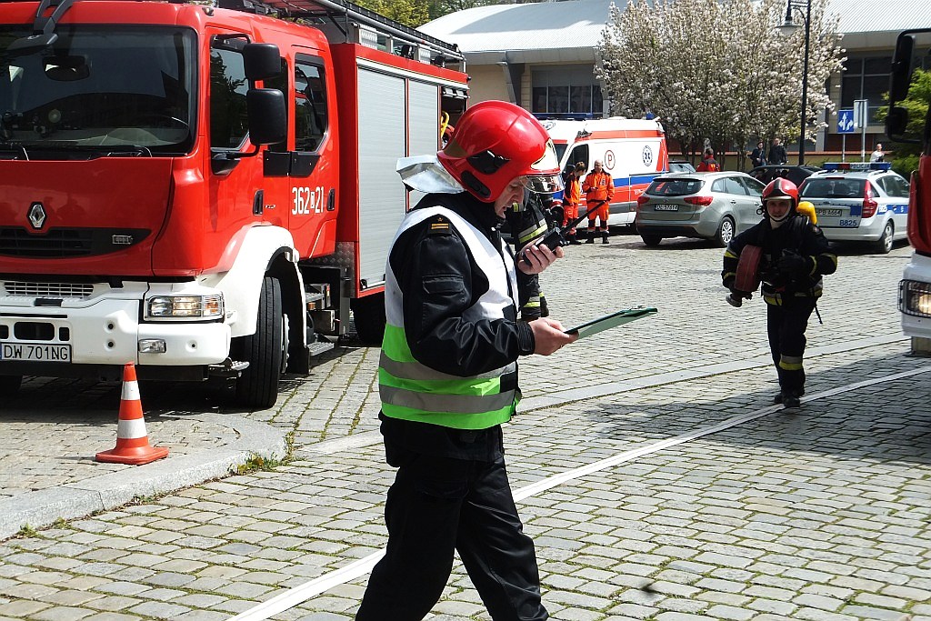 Ćwiczenia strażackie w centrum Legnicy 