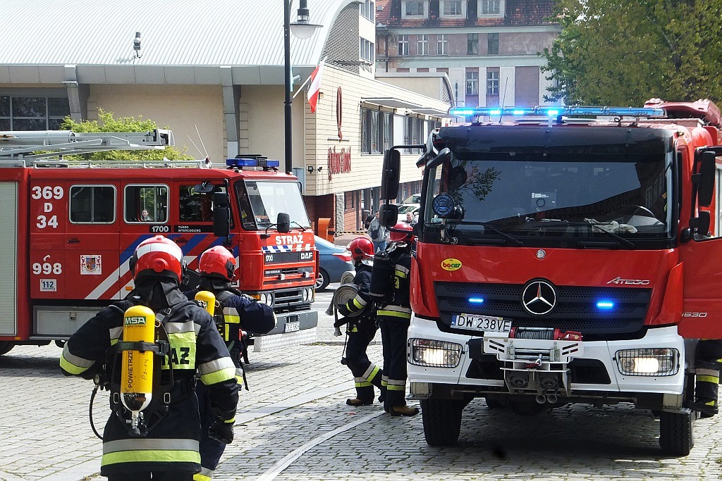 Ćwiczenia strażackie w centrum Legnicy 