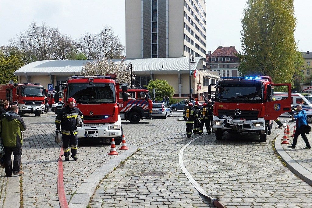 Ćwiczenia strażackie w centrum Legnicy 