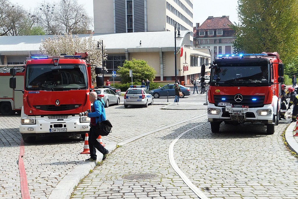 Ćwiczenia strażackie w centrum Legnicy 