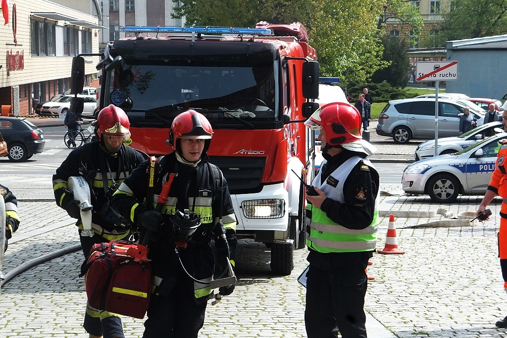 Ćwiczenia strażackie w centrum Legnicy 