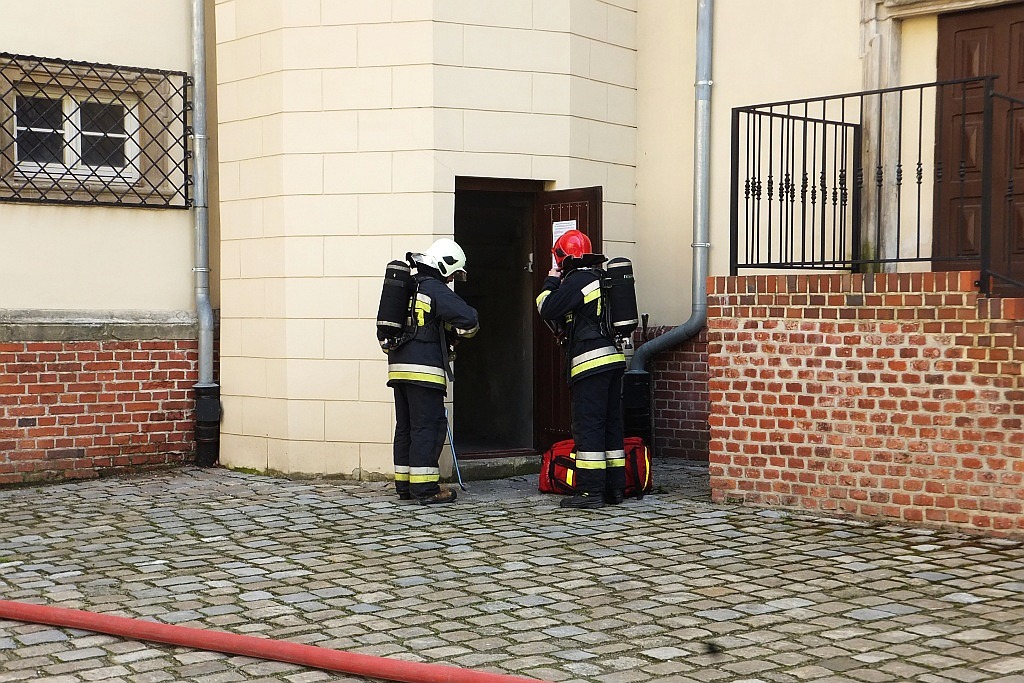 Ćwiczenia strażackie w centrum Legnicy 