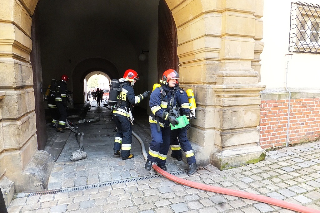 Ćwiczenia strażackie w centrum Legnicy 