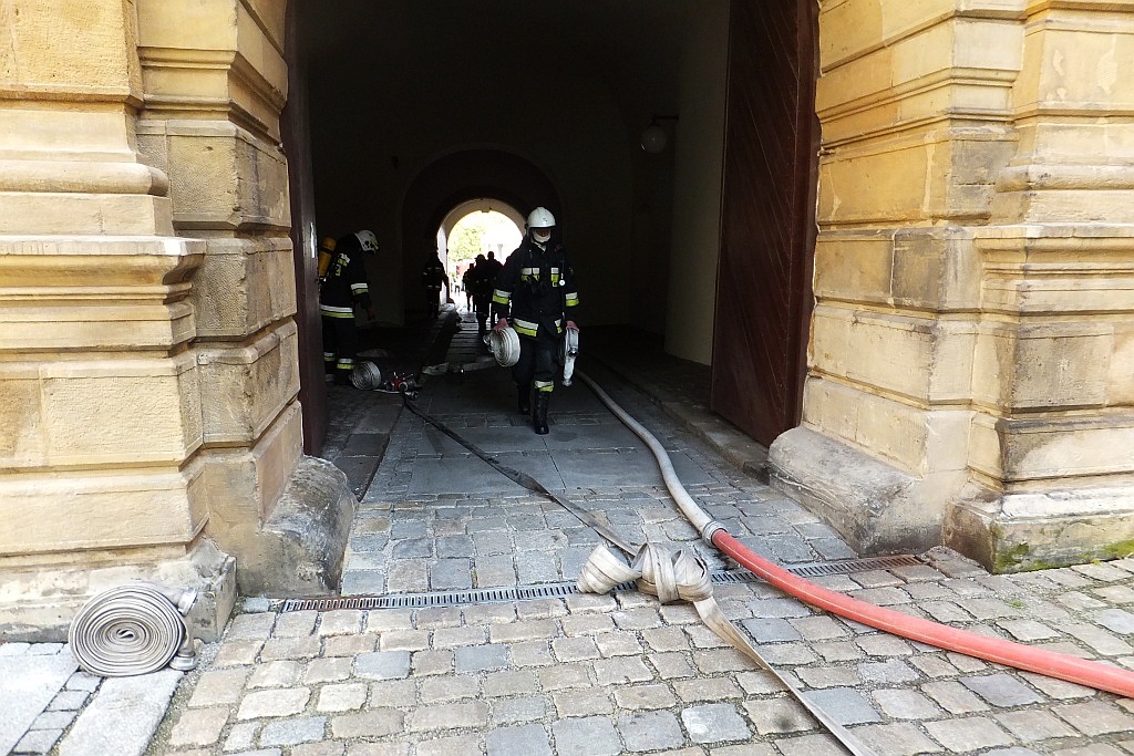 Ćwiczenia strażackie w centrum Legnicy 