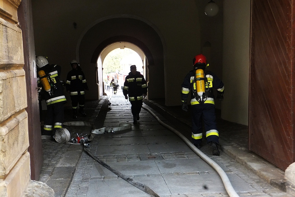 Ćwiczenia strażackie w centrum Legnicy 