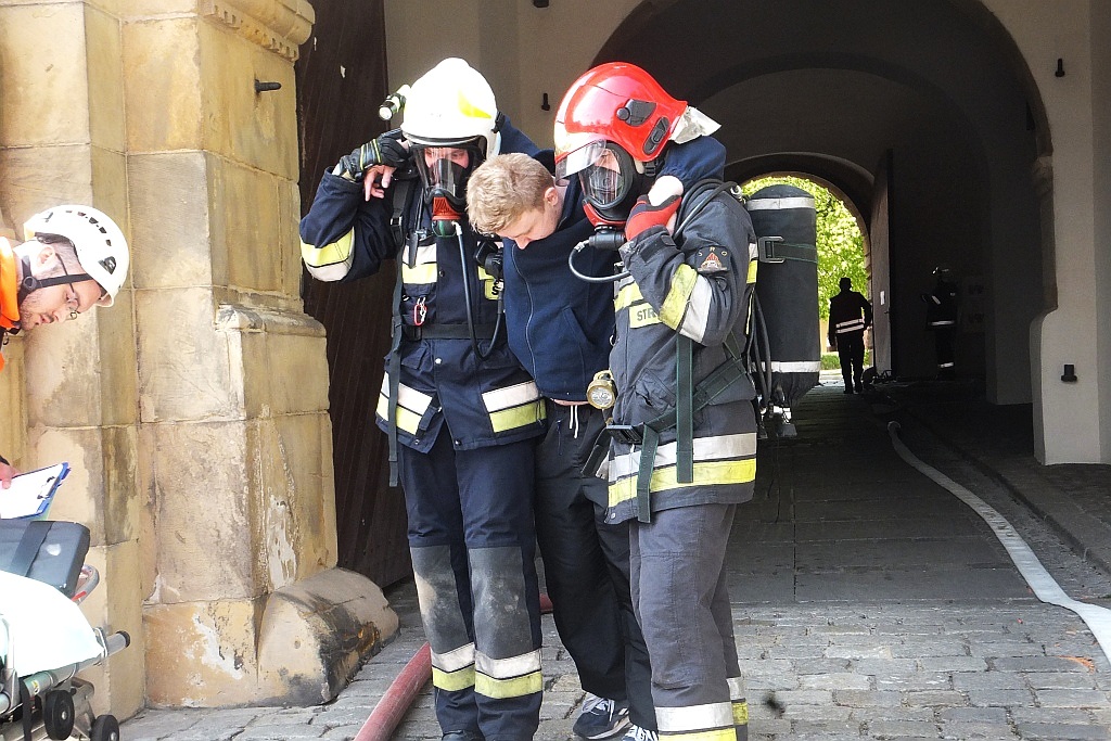 Ćwiczenia strażackie w centrum Legnicy 