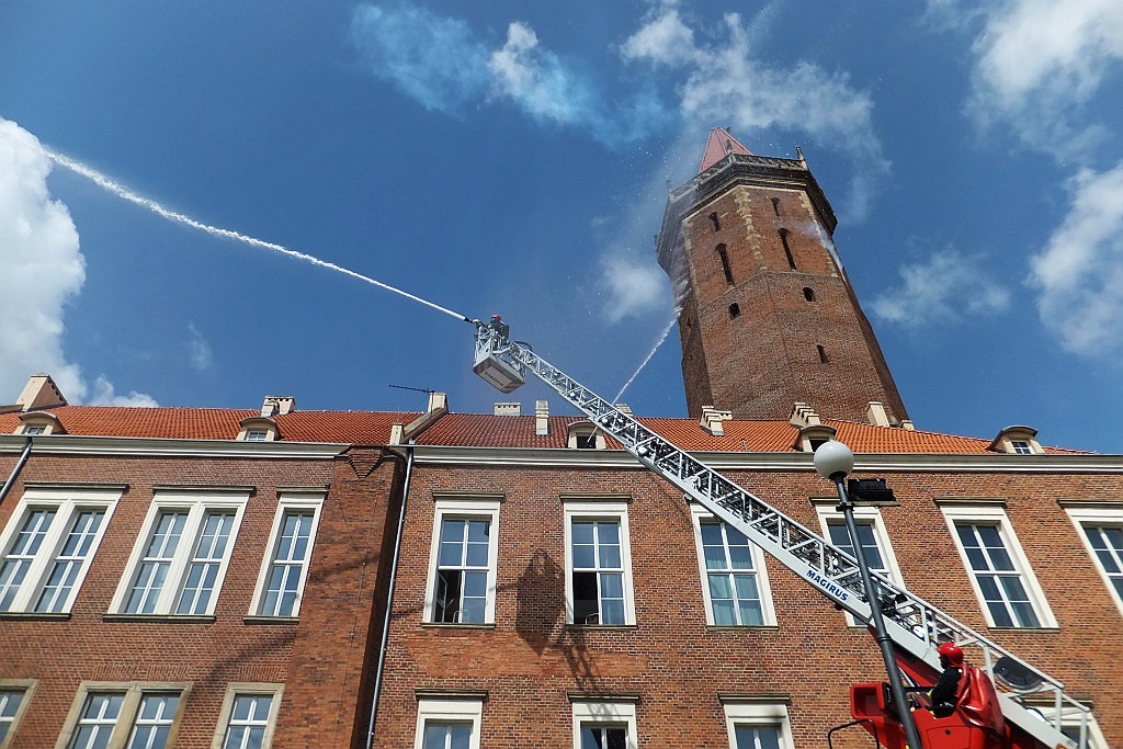 Ćwiczenia strażackie w centrum Legnicy 