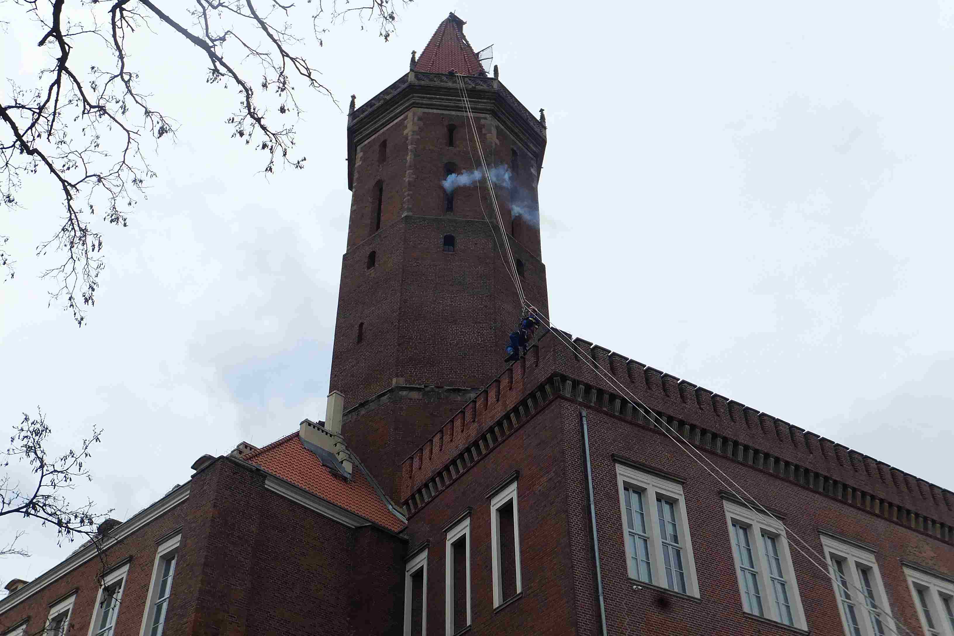 Ćwiczenia strażackie w centrum Legnicy 