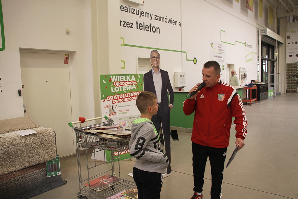 Kibice Miedzi malują flagę sektorową w Leroy Merlin