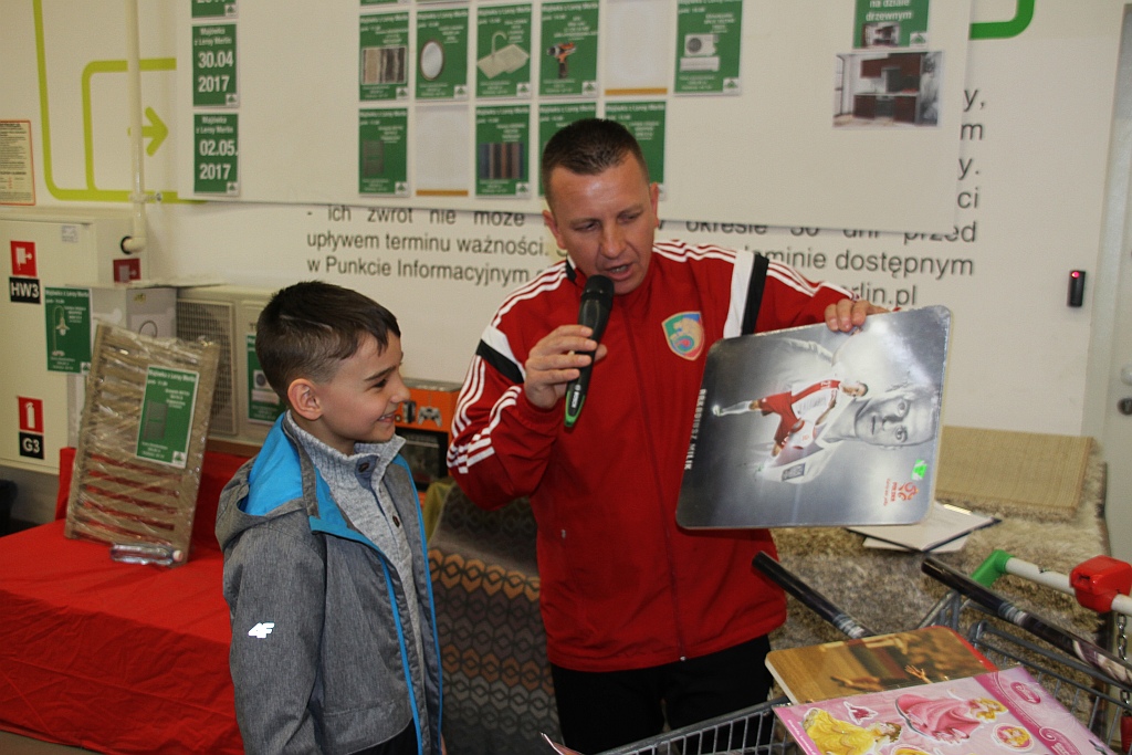 Kibice Miedzi malują flagę sektorową w Leroy Merlin