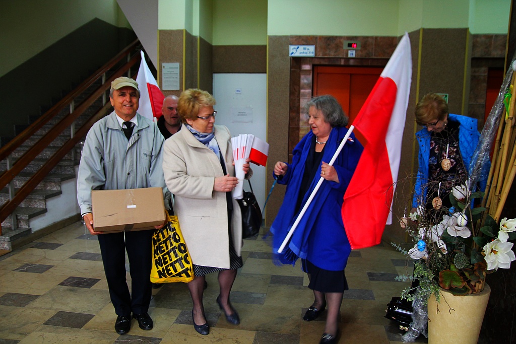 Parlamentarzystki z Prawa i Sprawiedliwości rozdawały flagi