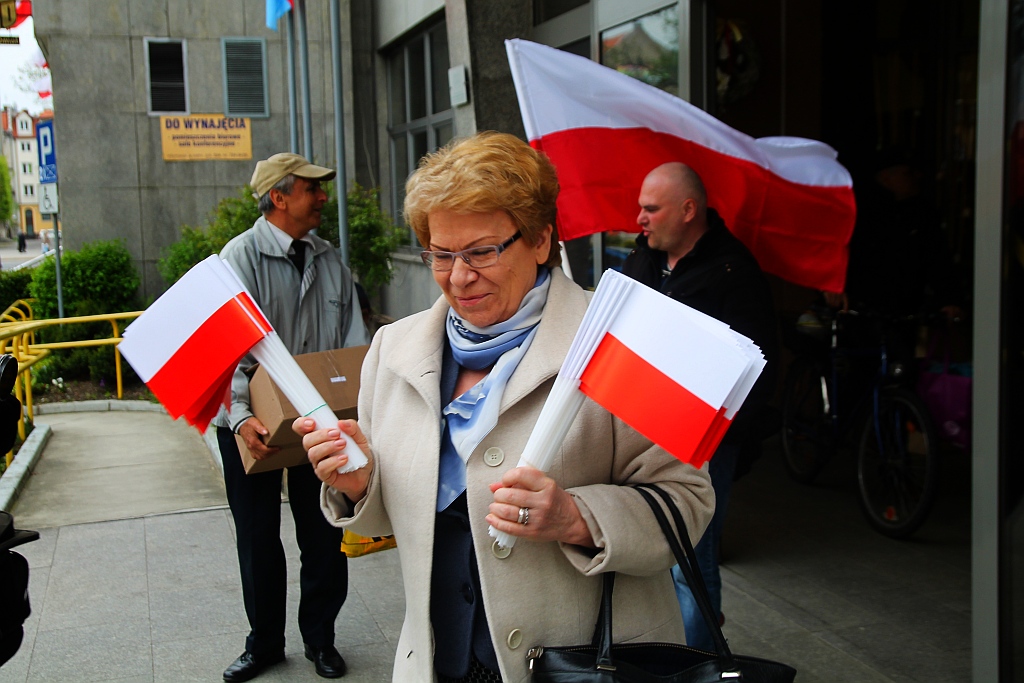 Parlamentarzystki z Prawa i Sprawiedliwości rozdawały flagi