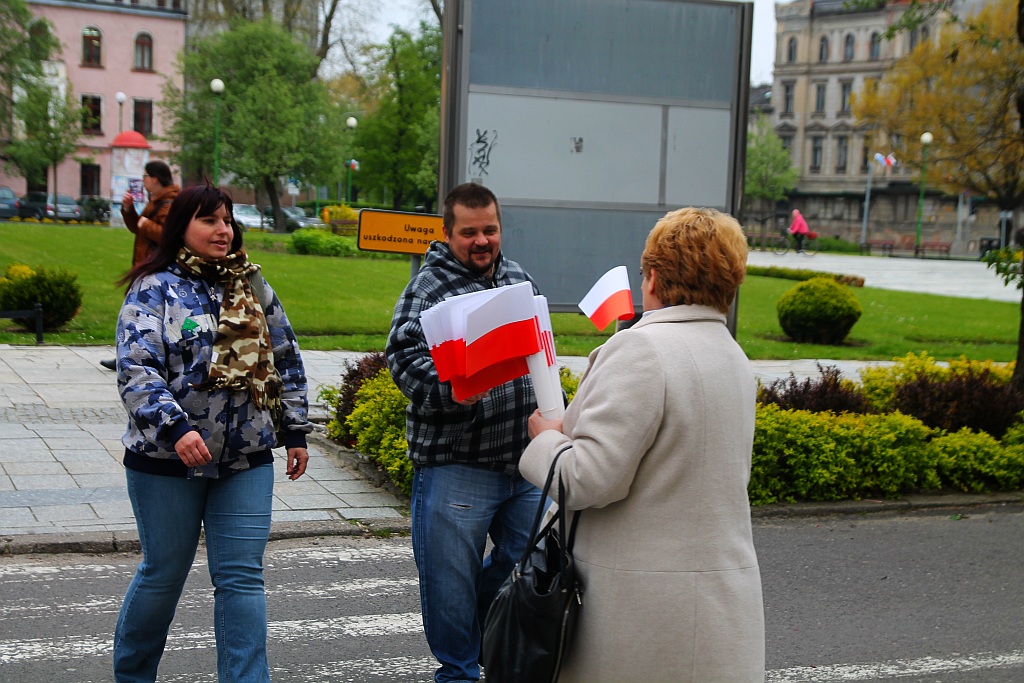 Parlamentarzystki z Prawa i Sprawiedliwości rozdawały flagi
