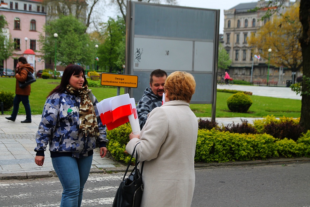 Parlamentarzystki z Prawa i Sprawiedliwości rozdawały flagi