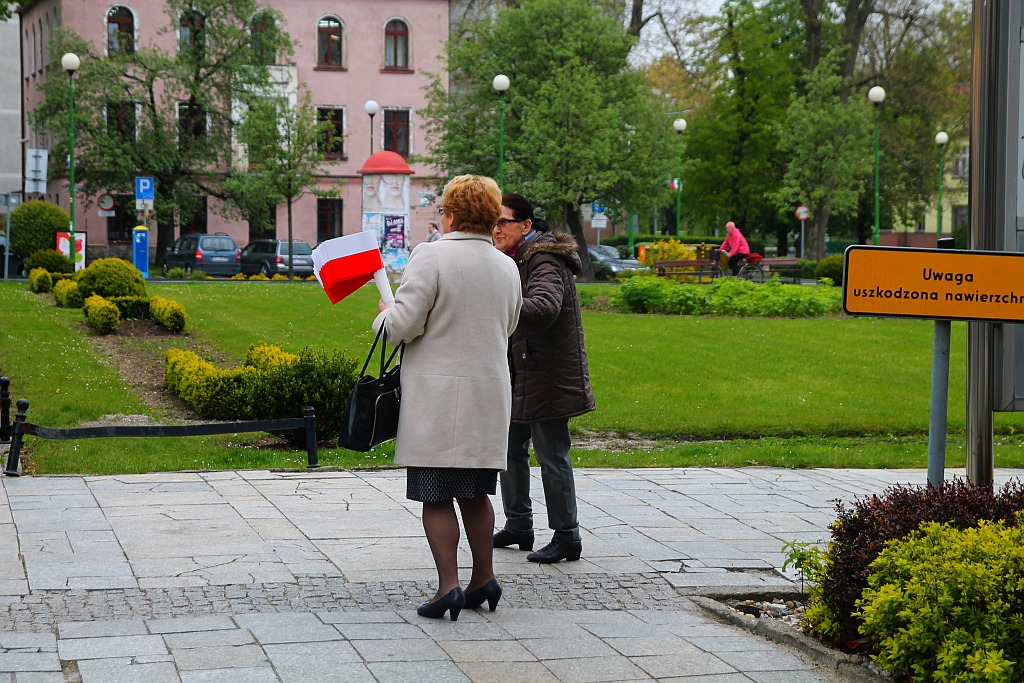 Parlamentarzystki z Prawa i Sprawiedliwości rozdawały flagi