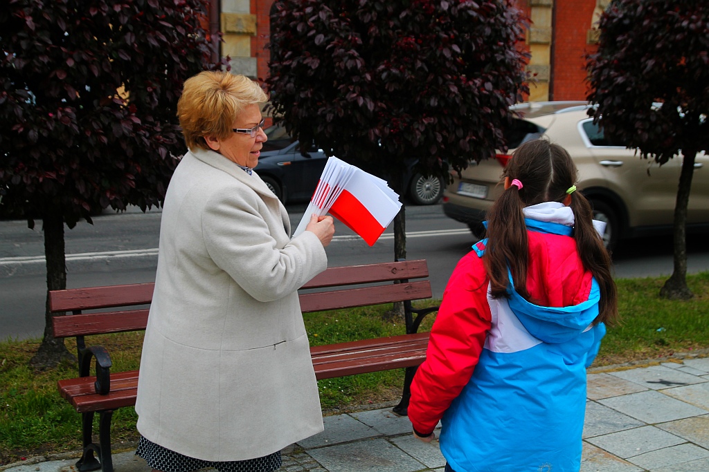 Parlamentarzystki z Prawa i Sprawiedliwości rozdawały flagi