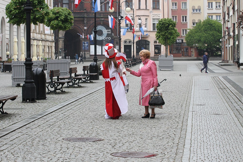 Legniczanie po raz trzeci rozwinęli biało - czerwoną flagę
