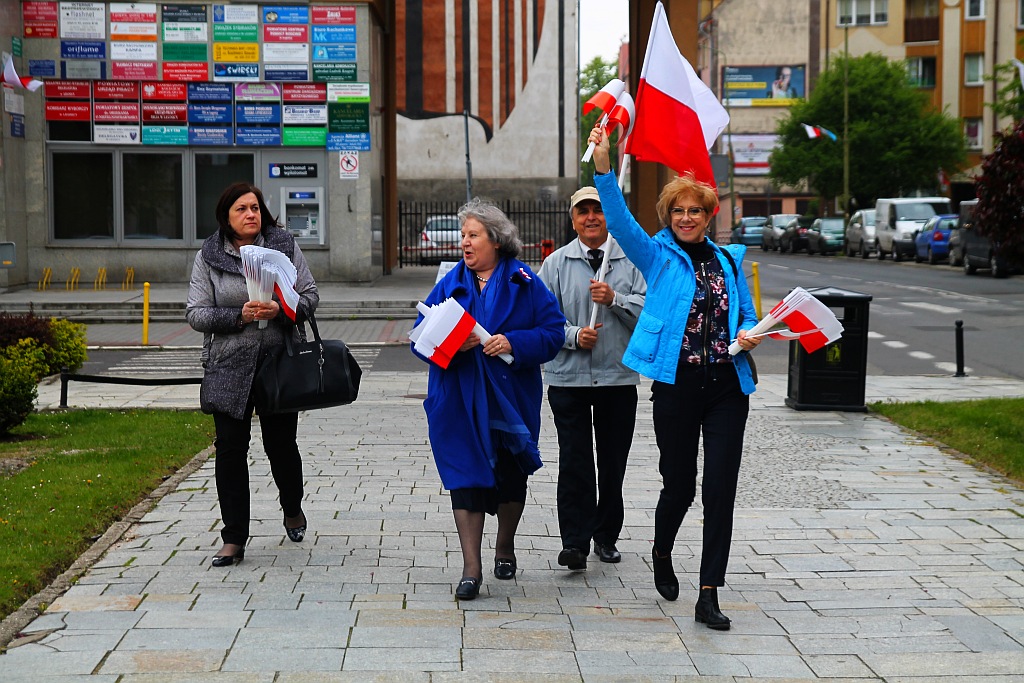 Parlamentarzystki z Prawa i Sprawiedliwości rozdawały flagi
