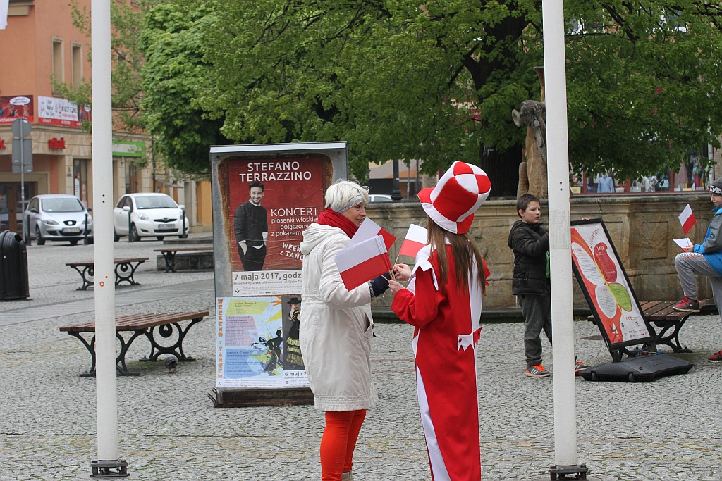 Legniczanie po raz trzeci rozwinęli biało - czerwoną flagę