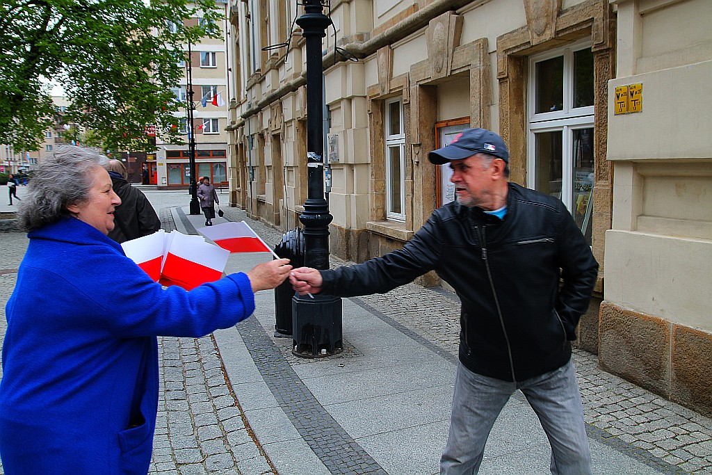 Parlamentarzystki z Prawa i Sprawiedliwości rozdawały flagi