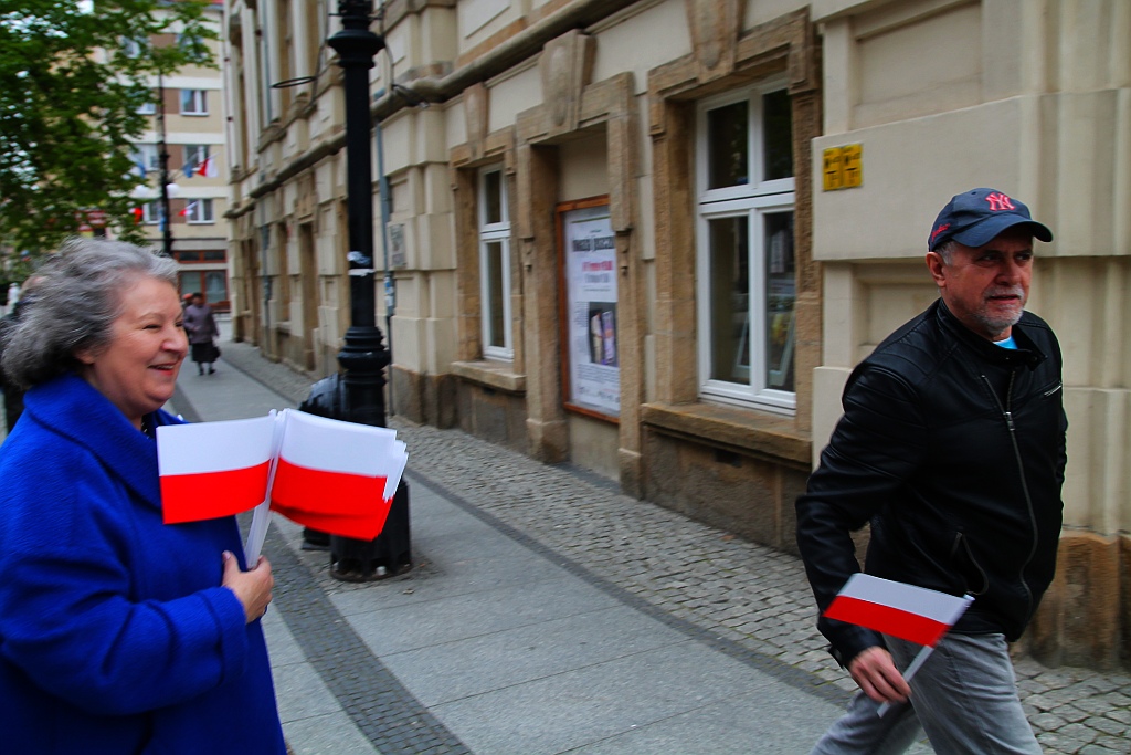 Parlamentarzystki z Prawa i Sprawiedliwości rozdawały flagi