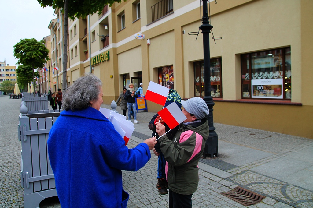 Parlamentarzystki z Prawa i Sprawiedliwości rozdawały flagi