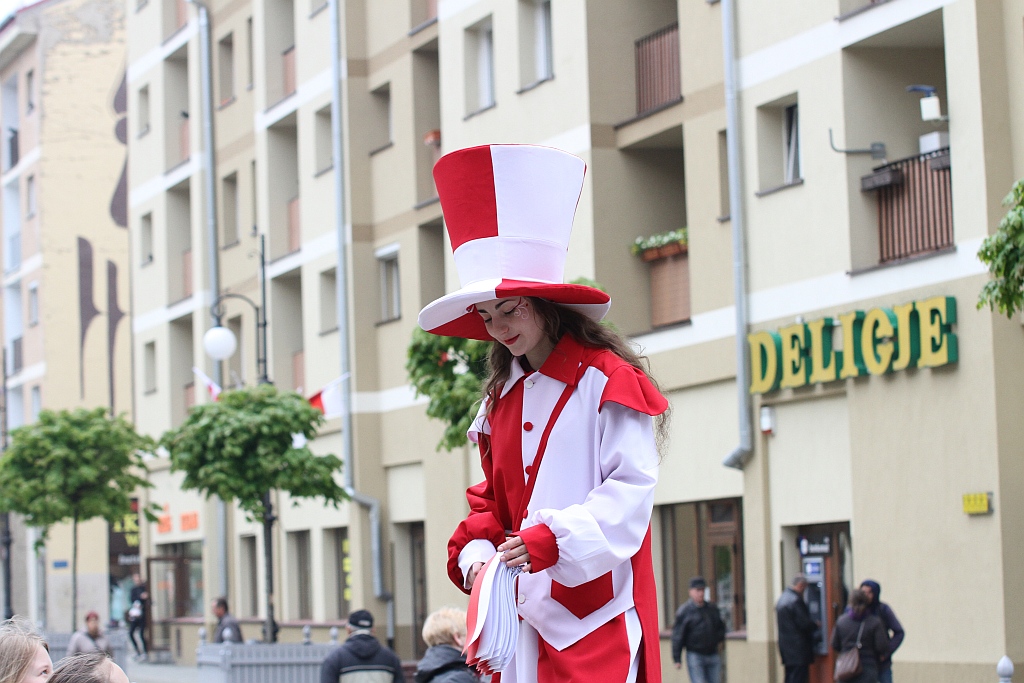 Legniczanie po raz trzeci rozwinęli biało - czerwoną flagę