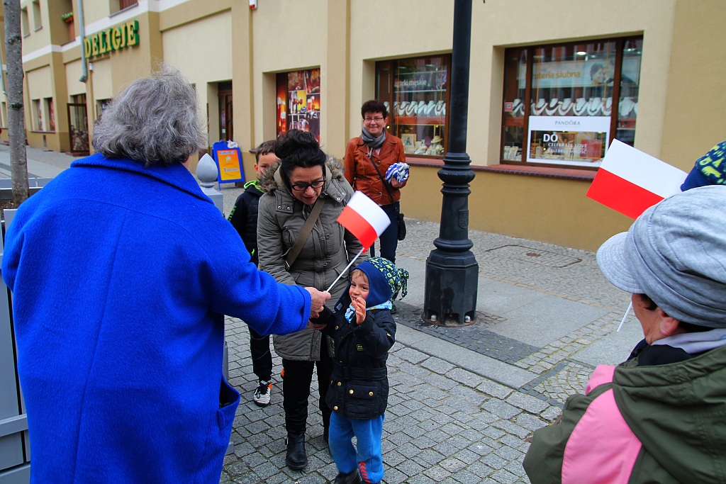 Parlamentarzystki z Prawa i Sprawiedliwości rozdawały flagi