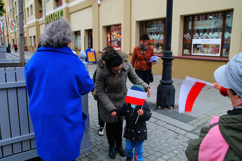 Parlamentarzystki z Prawa i Sprawiedliwości rozdawały flagi