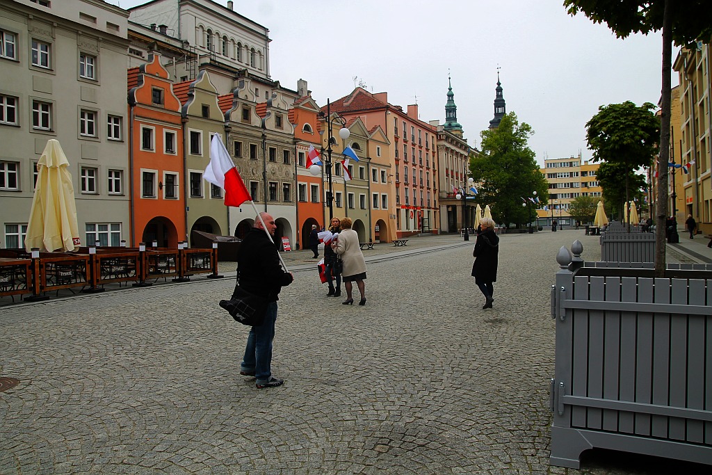 Parlamentarzystki z Prawa i Sprawiedliwości rozdawały flagi