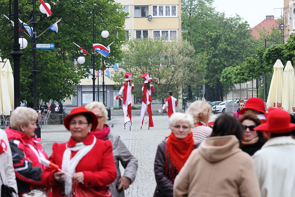 Legniczanie po raz trzeci rozwinęli biało - czerwoną flagę