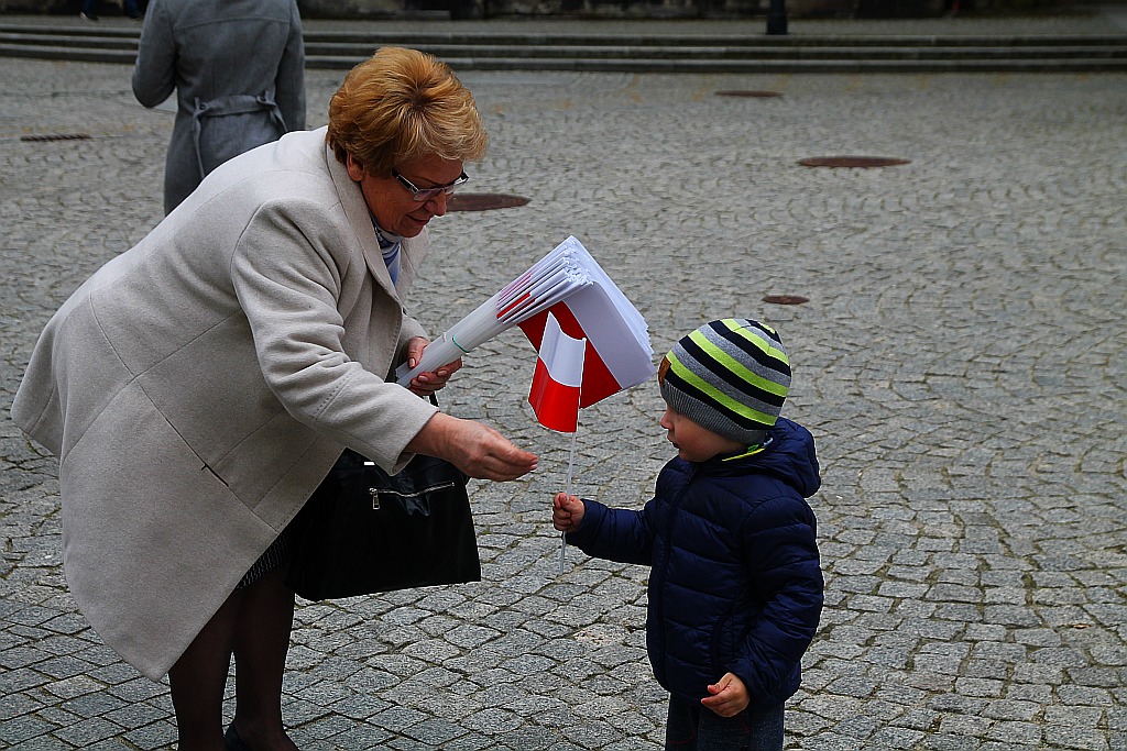Parlamentarzystki z Prawa i Sprawiedliwości rozdawały flagi