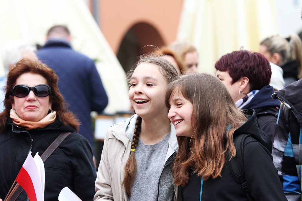 Legniczanie po raz trzeci rozwinęli biało - czerwoną flagę