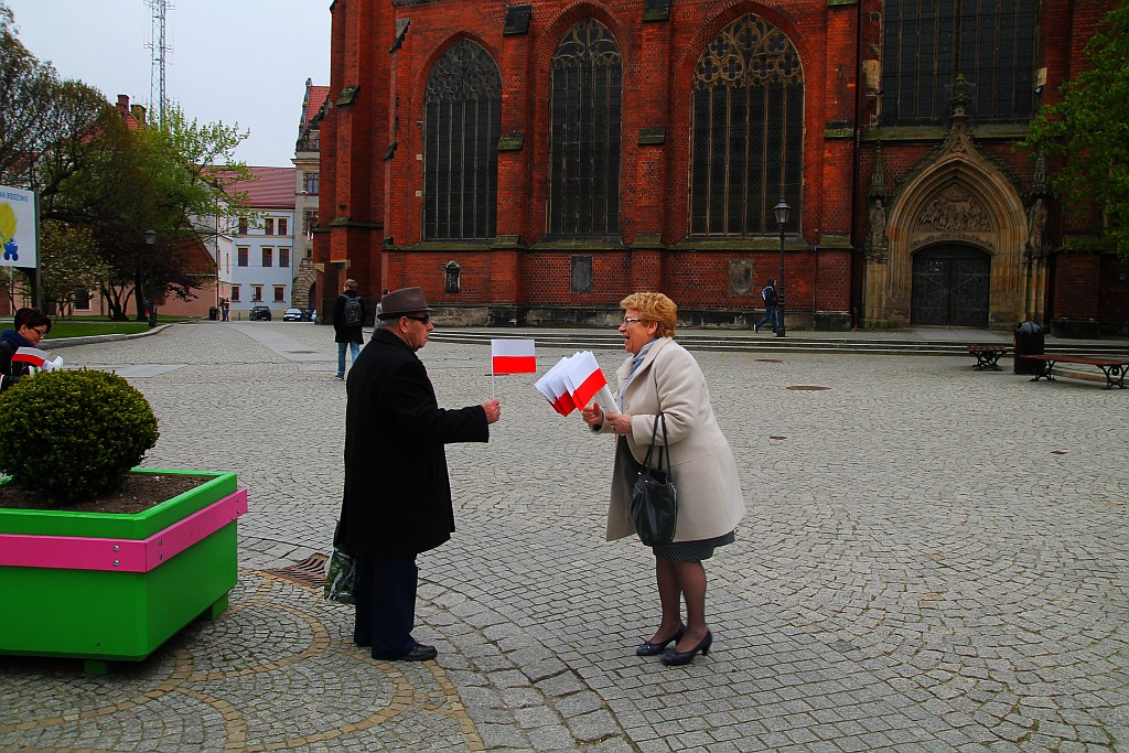 Parlamentarzystki z Prawa i Sprawiedliwości rozdawały flagi