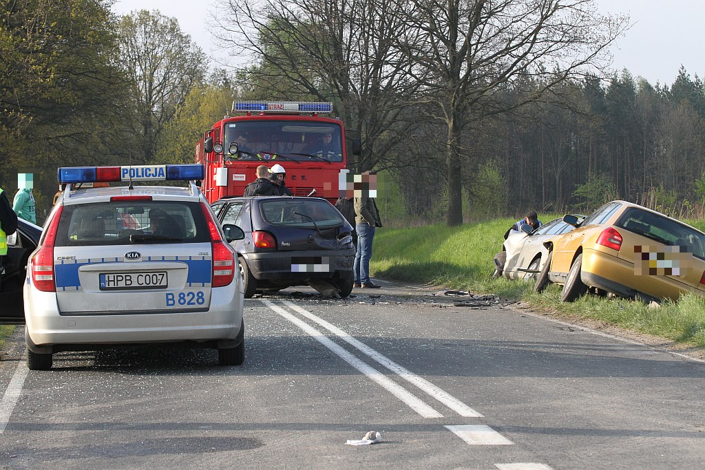 Cztery samochody uczestniczyły w wypadku pod Rokitkami