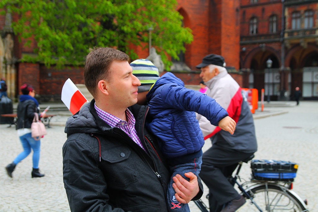 Parlamentarzystki z Prawa i Sprawiedliwości rozdawały flagi