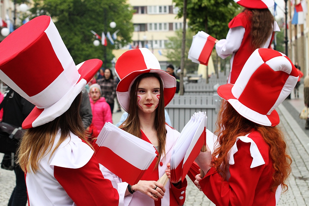 Legniczanie po raz trzeci rozwinęli biało - czerwoną flagę