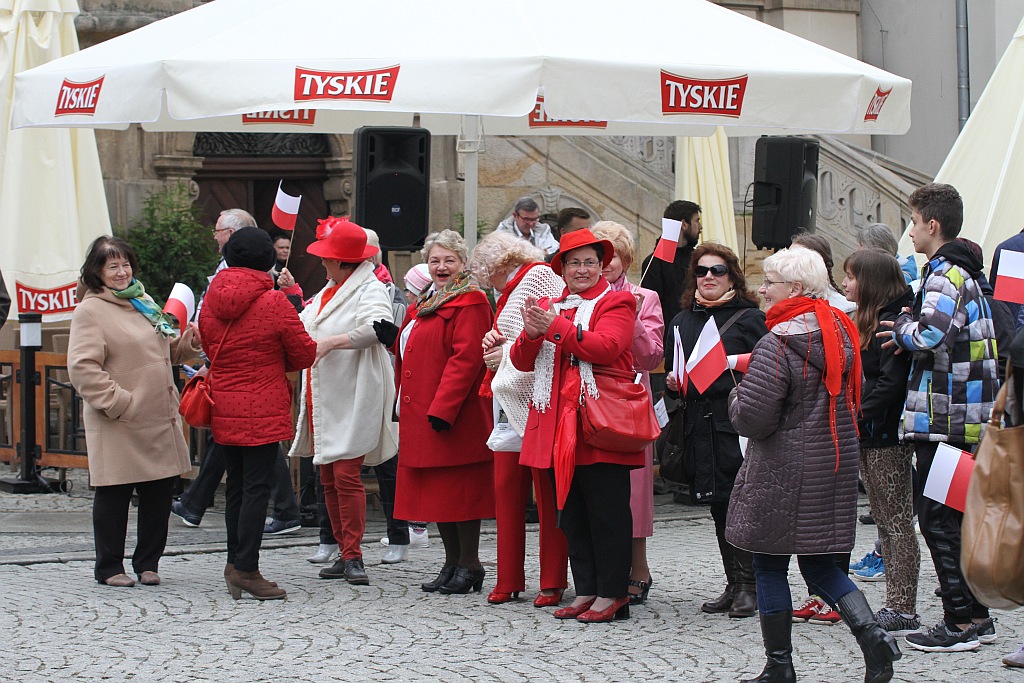 Legniczanie po raz trzeci rozwinęli biało - czerwoną flagę
