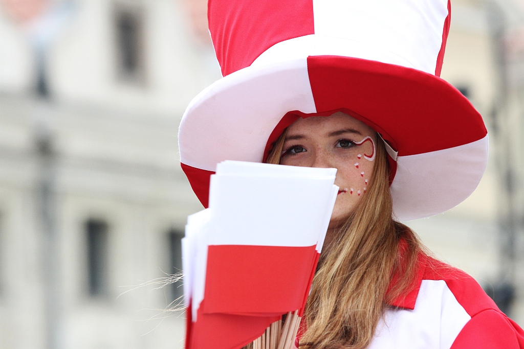 Legniczanie po raz trzeci rozwinęli biało - czerwoną flagę