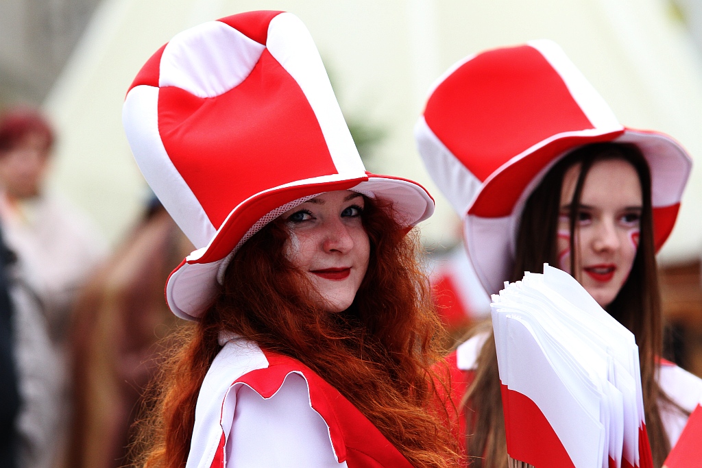 Legniczanie po raz trzeci rozwinęli biało - czerwoną flagę