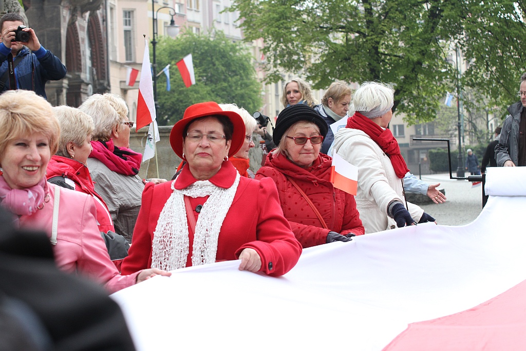 Legniczanie po raz trzeci rozwinęli biało - czerwoną flagę