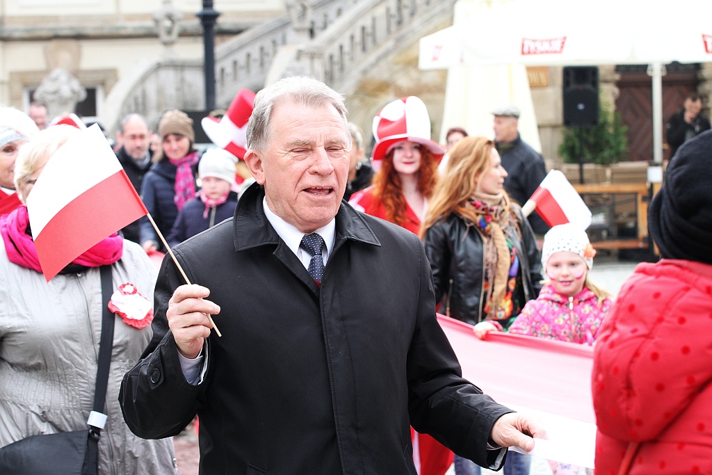 Legniczanie po raz trzeci rozwinęli biało - czerwoną flagę