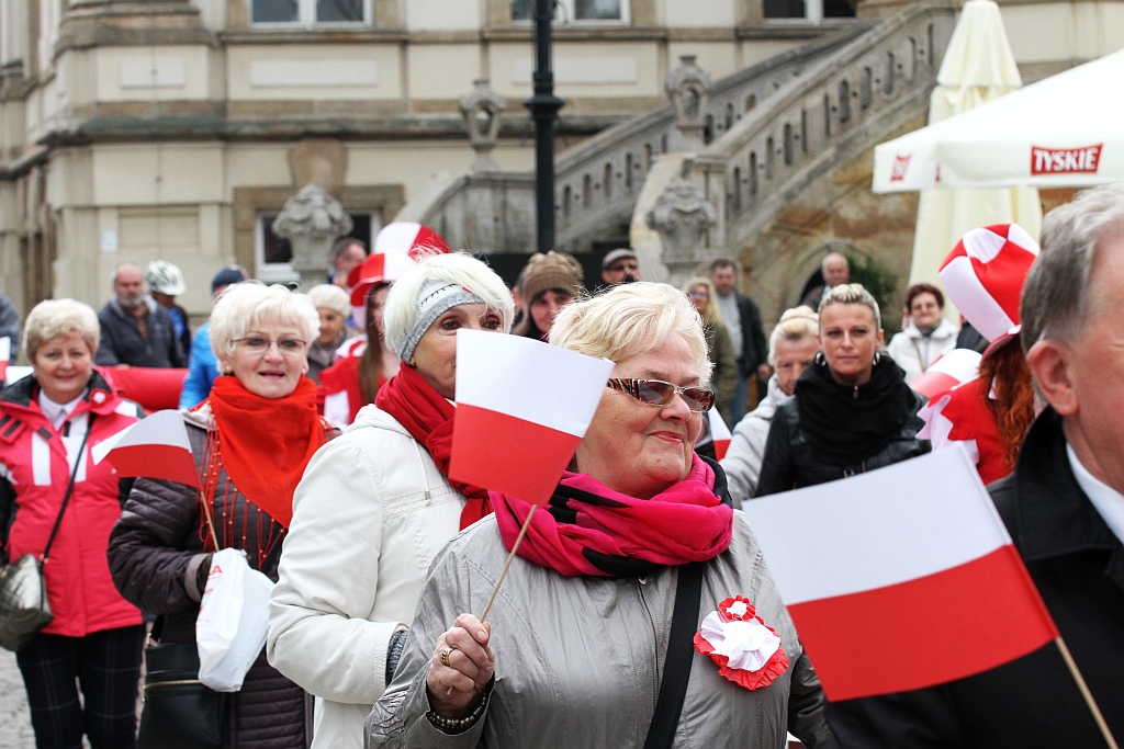 Legniczanie po raz trzeci rozwinęli biało - czerwoną flagę