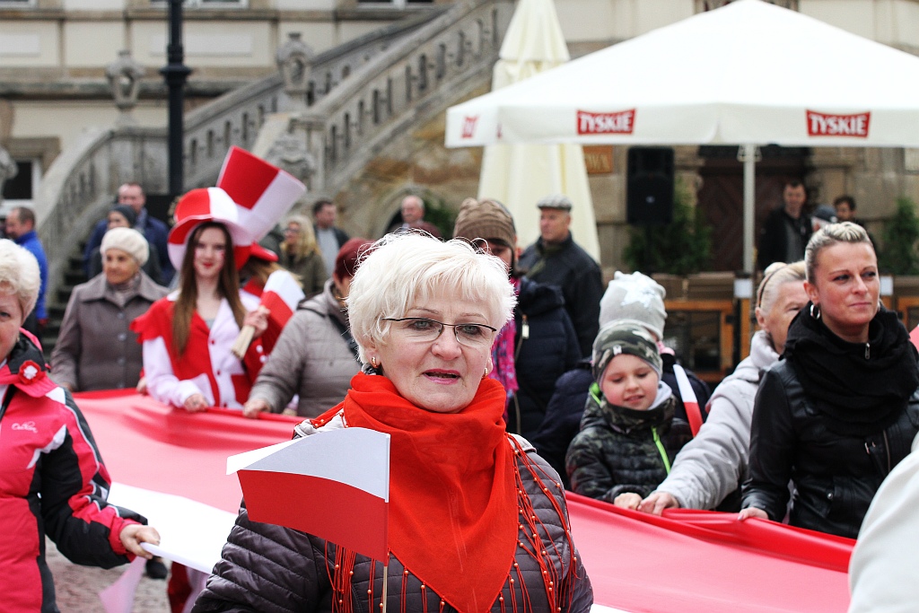 Legniczanie po raz trzeci rozwinęli biało - czerwoną flagę