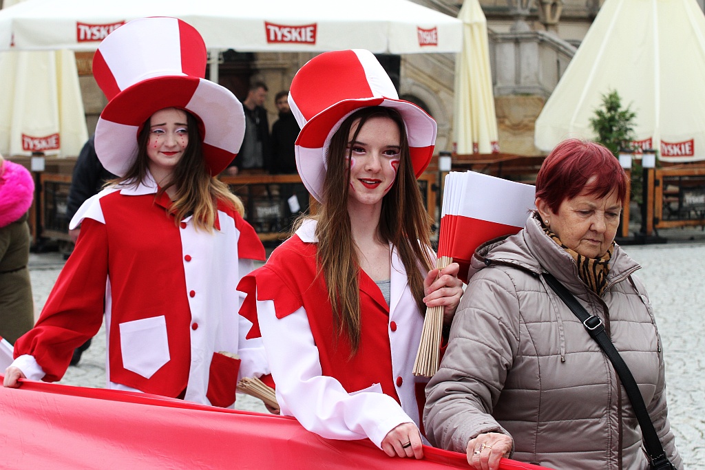 Legniczanie po raz trzeci rozwinęli biało - czerwoną flagę