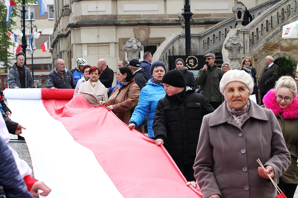 Legniczanie po raz trzeci rozwinęli biało - czerwoną flagę