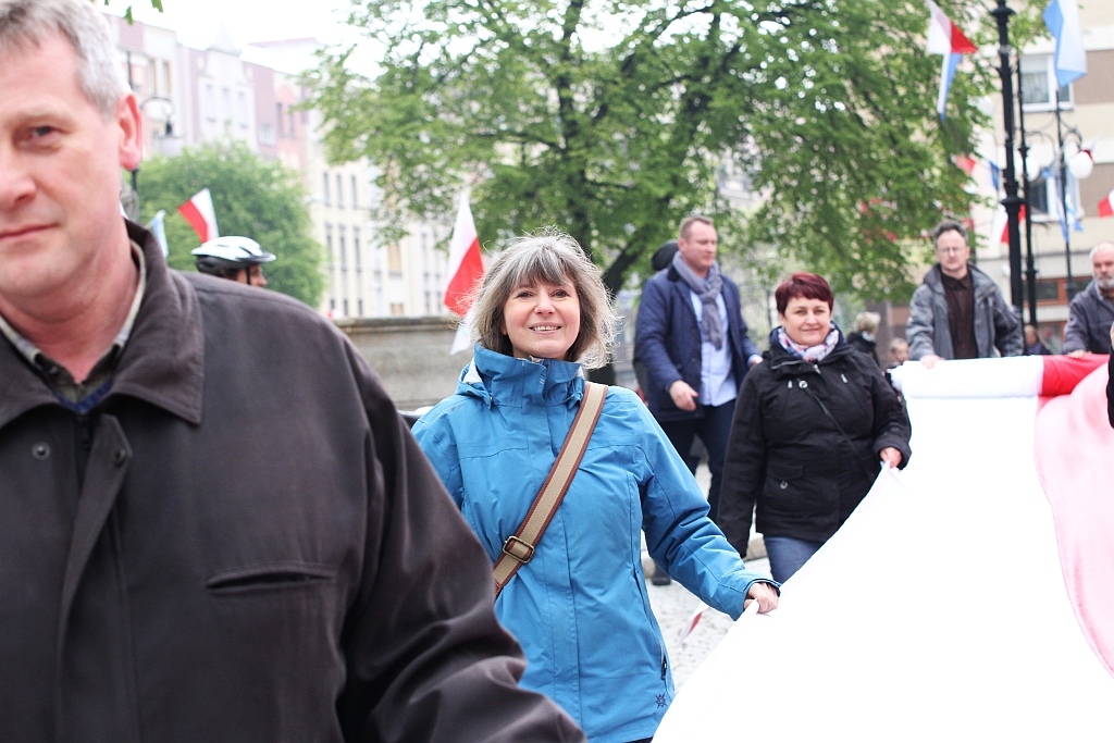 Legniczanie po raz trzeci rozwinęli biało - czerwoną flagę