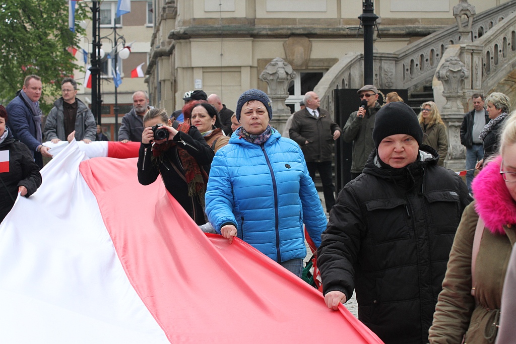 Legniczanie po raz trzeci rozwinęli biało - czerwoną flagę
